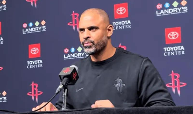 APP下载-乌度卡拒背锅！发布会直指球员懒惰+申京问题，却不反思末节执教