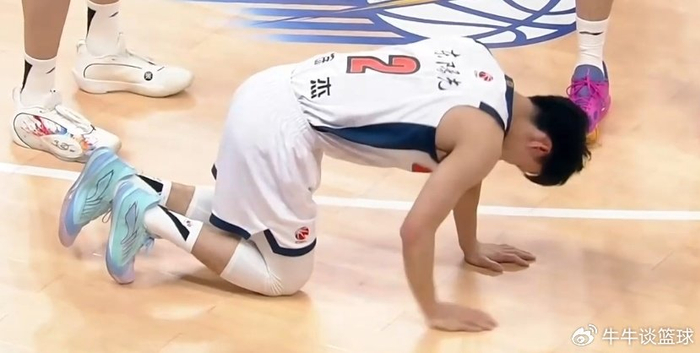 百家乐官方网站-记者：徐杰是习惯性崴脚，情况不是很严重 但肯定得好好休息了|广东男篮|上海男篮|比赛|窗口期|国家队_新浪体育_新浪新闻
